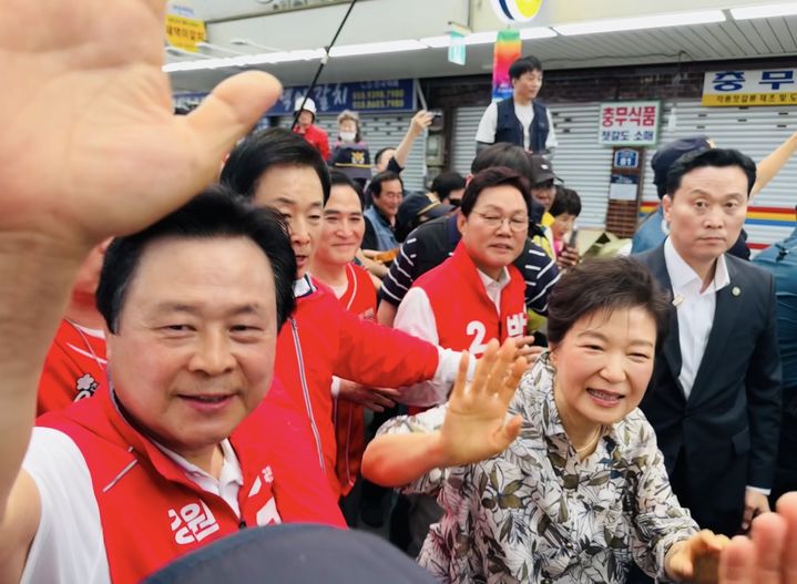 [창원=뉴시스] 강경국 기자 = 박근혜 전 대통령이 29일 경남 창원시 마산합포구 마산어시장 일대를 방문해 국민의힘 강기윤 창원시장 후보와 박완수 경남도지사 후보의 유세를 지원하고 있다. (사진=강기윤 선대위 제공). 2026.05.31. photo@newsis.com *재판매 및 DB 금지