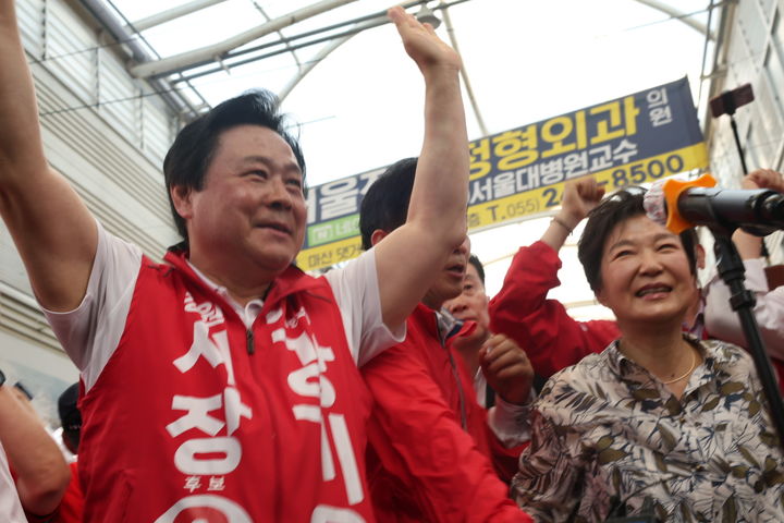 [창원=뉴시스] 강경국 기자 = 박근혜 전 대통령이 29일 경남 창원시 마산합포구 마산어시장 일대를 방문해 국민의힘 강기윤 창원시장 후보와 박완수 경남도지사 후보의 유세를 지원하고 있다. (사진=강기윤 선대위 제공). 2026.05.31. photo@newsis.com *재판매 및 DB 금지