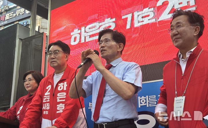 [군포=뉴시스] 김문수 전 고용노동부 장관이 하은호(사진 왼쪽) 후보 지지 연설하고 있다. (사진=선거사무소 제공).2026.05.31. photo@newsis.com