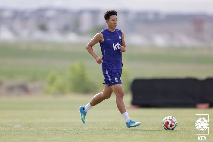 [서울=뉴시스]축구대표팀 훈련 중인 손흥민. (사진=대한축구협회 제공)