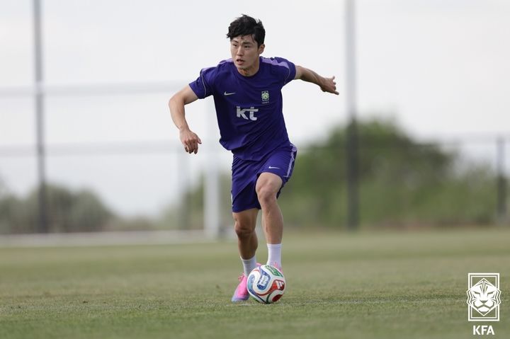 [서울=뉴시스]축구대표팀 훈련 중인 이기혁. (사진=대한축구협회 제공)