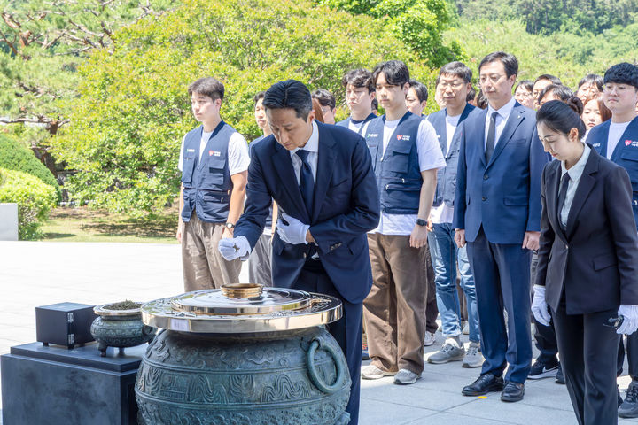 [서울=뉴시스] HD현대 정기선 회장이 지난 29일 임직원들과 함께 국립서울현충원 현충탑을 찾아 분향을 하며 순국선열과 호국영령을 기리고 있다. (사진=HD현대 제공) photo@newsis.com *재판매 및 DB 금지