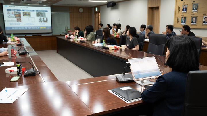 [서울=뉴시스] 송경희 개인정보보호위원회 위원장이 지난 30일 페이스북을 통해 직원 인공지능(AI) 연구모임 'AX엔진룸' 운영 상황을 소개했다. 2026.05.31. (사진=송경희 개인정보보호위원회 위원장 페이스북) *재판매 및 DB 금지