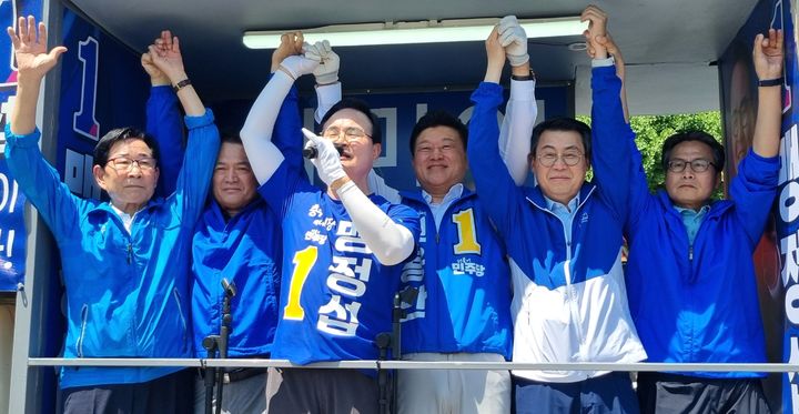충주 풍물시장서 지지호소하는 충북 민주당 *재판매 및 DB 금지