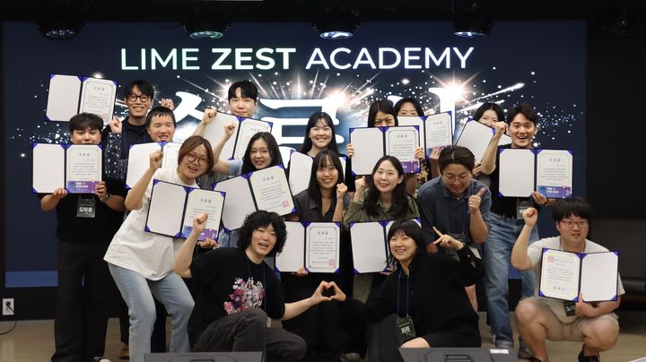 [광명=뉴시스] 광명시 청년동 청년 커뮤니티 경험 디자이너 양성 과정, '라임(LIME) 제스트 아카데미’ 1기 참여자들이 30일 청년동 스페이스-디에서 기념촬영을 하고 있다. (사진=광명시 제공) 2026.05.31. photo@newsis.com *재판매 및 DB 금지