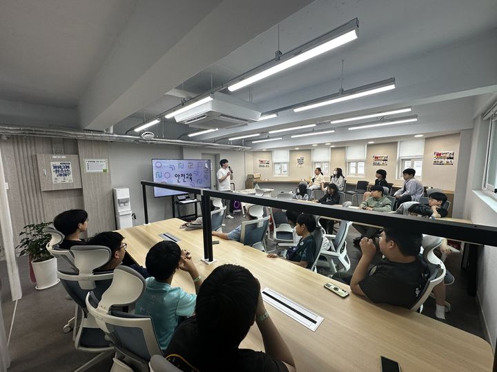 [서울=뉴시스]개봉3동 청소년카페 오픈데이에 참여한 청소년들이 오리엔테이션과 안전교육을 듣고 있다. (사진=구로구 제공) 2026.05.31. photo@newsis.com *재판매 및 DB 금지