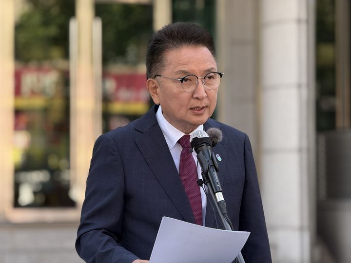 [청주=뉴시스] 김영환 국민의힘 충북지사 후보가 31일 청주시 상당구 문화동 충북도청 서문 광장에서 신용한 더불어민주당 후보의 재산 형성 등 의혹에 대한 공개 답변을 촉구하는 기자회견을 하고 있다. (사진=김영환 후보 캠프 제공) *재판매 및 DB 금지
