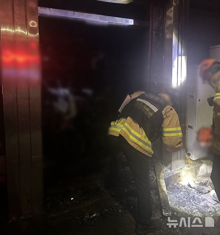 [부산=뉴시스] 31일 오전 부산 서구의 한 상점에 불을 낸 혐의를 받는 70대가 경찰에 붙잡혔다. (사진=부산경찰청 제공) 2026.05.31. photo@newsis.com