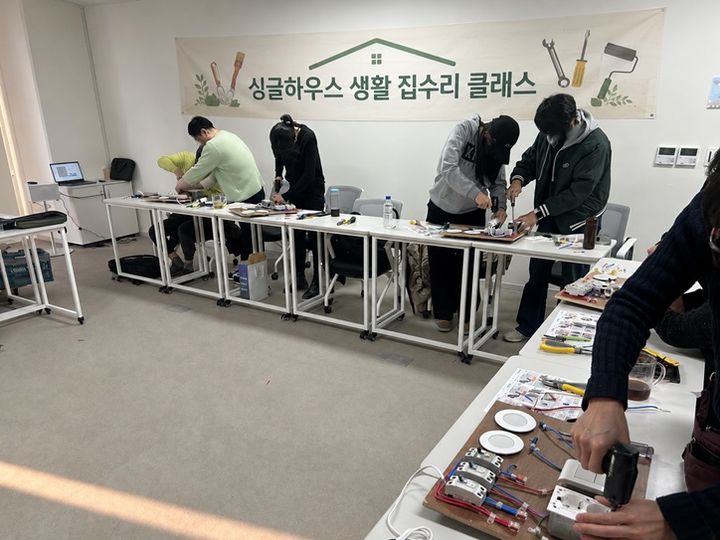[서울=뉴시스]올해 상반기 진행된 집수리 클래스의 모습. (사진=중구 제공) 2026.05.31. photo@newsis.com *재판매 및 DB 금지