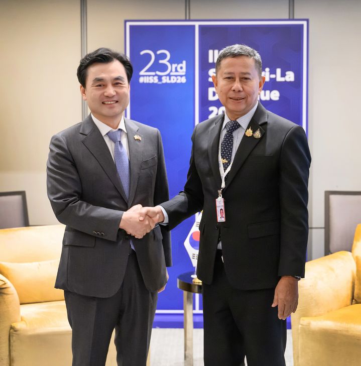 [서울=뉴시스] 안규백 국방부장관이 31일 오전(현지시간) 싱가포르에서 열린 제23차 아시아안보회의를 계기로 아둘 분탐차로엔 (Adul Bunthamcharoen) 태국 국방장관과 만나 악수를 나누고 있다. (사진=국방부 제공) 2026.05.31. photo@newsis.com *재판매 및 DB 금지