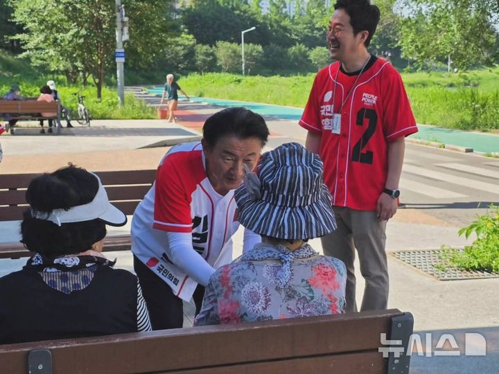 [의정부=뉴시스] 6·3지방선거 전 마지막 휴일인 31일 국민의힘 김동근 의정부시장 후보가 시민들을 만나며 지지를 호소하고 있다. (사진=김동근 후보 페이스북) 2026.05.31 photo@newsis.com