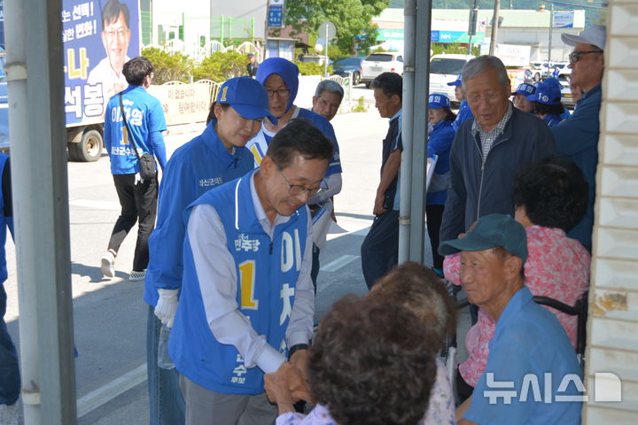 [괴산=뉴시스] 이차영 더불어민주당 충북 괴산군수 후보가 지난 30일 청안파출소 인근에서 거리 유세를 하고 있다. (사진= 이차영 후보 선거사무소 제공) 2026.05.31. photo@newsis.com *재판매 및 DB 금지