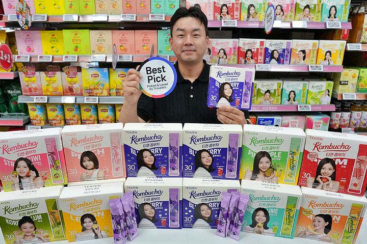 지난 29일 서울 송파구에 위치한 롯데마트 제타플렉스 잠실점에서 '티젠 콤부차 블루베리' 신상품을 홍보하는 김현묵 MD(상품기획자)의 모습 (사진=롯데마트 제공) *재판매 및 DB 금지