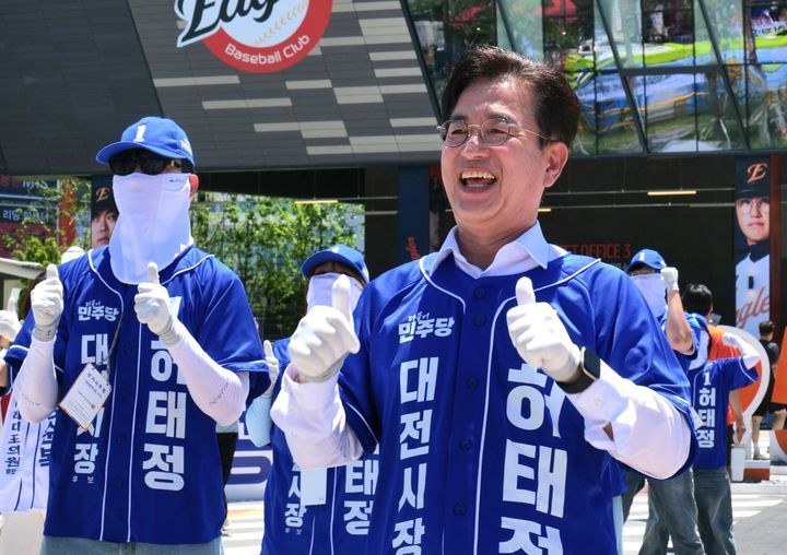 [대전=뉴시스] 조명휘 기자 = 더불어민주당 허태정 대전시장 후보가 31일 한화생명볼파크에서 유세를 하고 있다. (사진= 허 후보 선대위 제공) 2026.05.31. photo@newsis.com *재판매 및 DB 금지