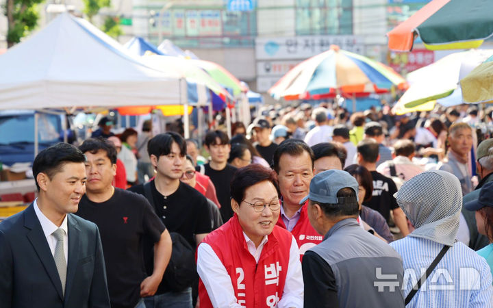[창원=뉴시스]국민의힘 박완수 경남도지사 후보가 31일 오전 창원시 마산합포구 댓거리 번개시장에서 집중유세를 마친 후 시장을 돌면서 지지를 호소하고 있다.(사진=박완수 후보 캠프 제공) 2026.05.31. photo@newsis.com