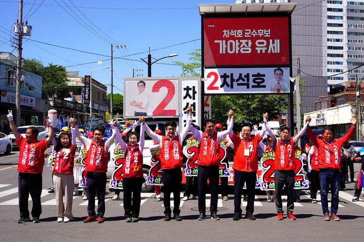 [함안=뉴시스]차석호 함안군수 후보, 함안 가야장날 유세.(사진=차석호 함안군수 후보 제공) 2026.05.31.photo@newsis.com *재판매 및 DB 금지