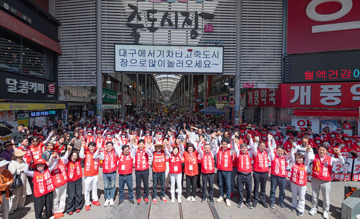 [안동=뉴시스] 이철우 후보가 31일 포항 죽도시장에서 합동유세를 펼치고 있다. (사진=이철우 후보측 제공) 2026.05.31 photo@newsis.com *재판매 및 DB 금지