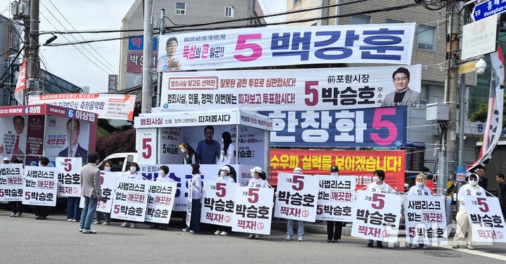[포항=뉴시스] = 무소속 박승호 포항시장 후보와 선거사무원이 북구 흥해읍 흥해시장 입구인 로터리에서 유세하는 모습. (사진=박승호 후보 제공) 2026.05.31. photo@newsis.com 