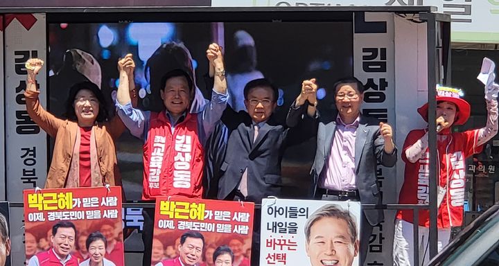 [경산=뉴시스] 김상동 경북교육감 후보가 31일 경산시장에서 유세를 펼치고 있다. (사진=김상동 후보측 제공) 2026.05.31 photo@newsis.com *재판매 및 DB 금지