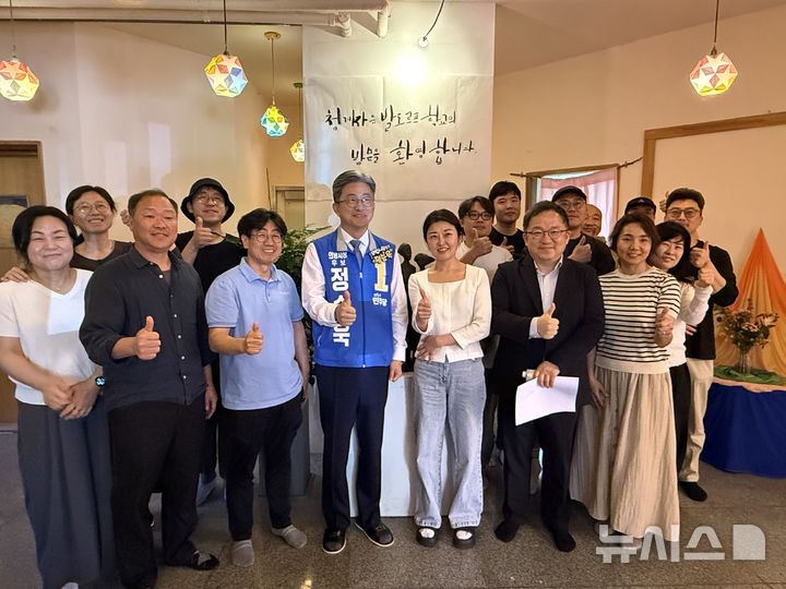 [의왕=뉴시스] 간담회 참석자들이 정순욱 후보와 기념 촬영을 하고 있다. (사진=선거사무소 제공).2026.05.31. photo@newsis.com