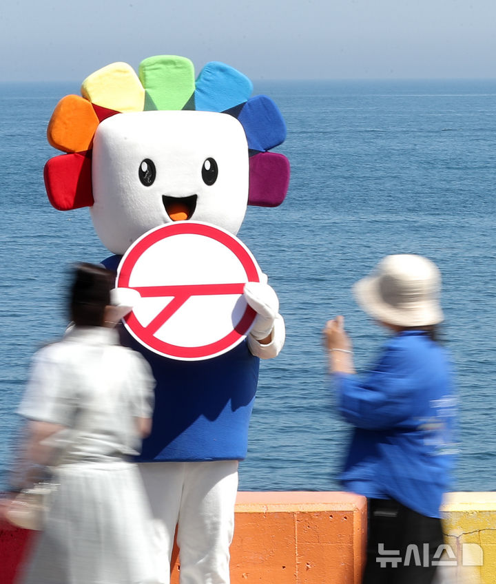 [제주=뉴시스] 우장호 기자 = 제9회 전국동시지방선거 및 국회의원 보궐선거를 사흘 앞둔 31일 오전 제주시 도두1동 무지개해안도로에서 제주도선거관리위원회 관계자들이 투표 참여 캠페인을 하고 있다. 2026.05.31. woo1223@newsis.com