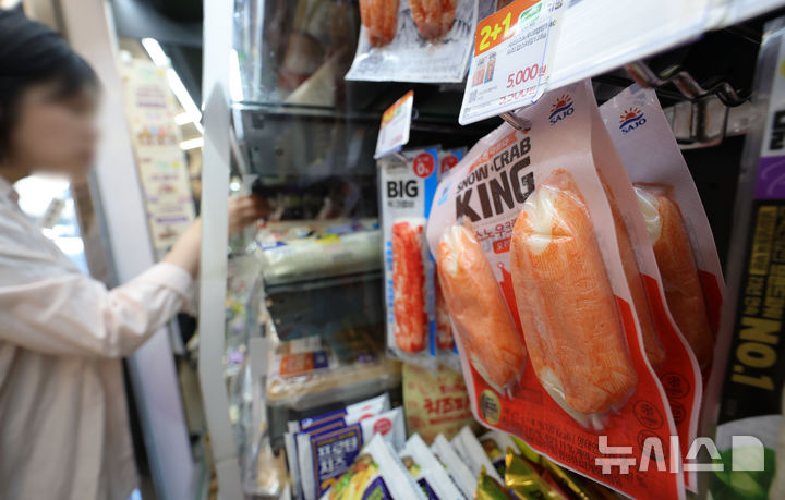 편의점 먹거리, 내일부터 소시지·맛살류 등 일부 가격 인상 - 뉴스 썸네일 이미지