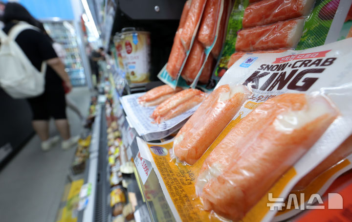 [서울=뉴시스] 홍효식 기자 = 서울 시내 한 편의점에 맛살류 제품이 진열돼 있다. 2026.05.31. yesphoto@newsis.com