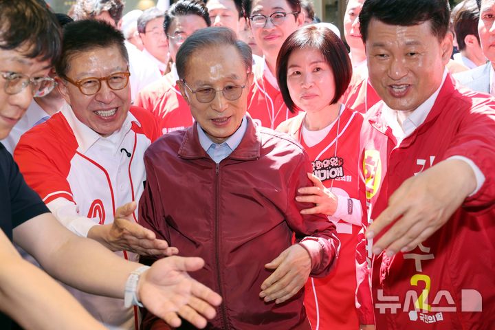  [부산=뉴시스] 하경민 기자 = 이명박 전 대통령이 31일 부산 해운대구 해운대시장을 방문, 상인들과 인사하며 박형준 국민의힘 부산시장 후보의 지지를 호소하고 있다. 2026.05.31. yulnetphoto@newsis.com