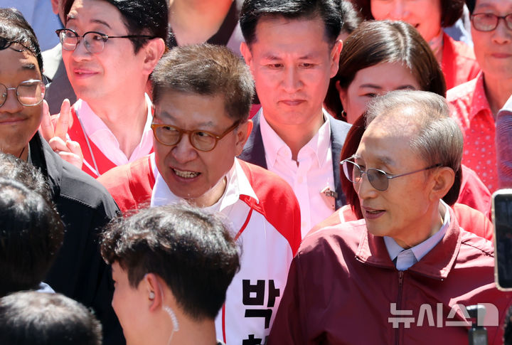  [부산=뉴시스] 하경민 기자 = 이명박 전 대통령이 31일 부산 해운대구 해운대시장을 방문, 박형준 국민의힘 부산시장 후보의 지지를 호소하고 있다. 2026.05.31. yulnetphoto@newsis.com