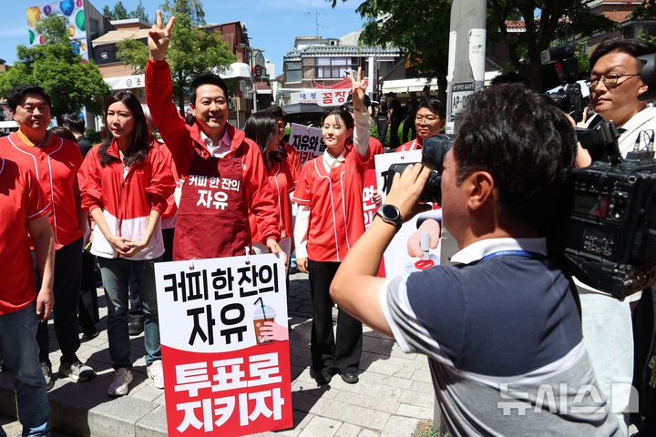 [서울=뉴시스] 고승민 기자 = 장동혁 국민의힘 상임선거대책위원장이 31일 서울 홍대입구역 인근에서 투표 독려를 하고 있다. 2026.05.31. kkssmm99@newsis.com