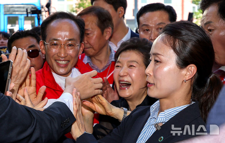 [대구=뉴시스] 이무열 기자 = 박근혜 전 대통령이 31일 오후 대구 중구 서문시장을 찾아 추경호 국민의힘 대구시장 후보 지원 유세를 하고 있다. 2026.05.31. lmy@newsis.com
