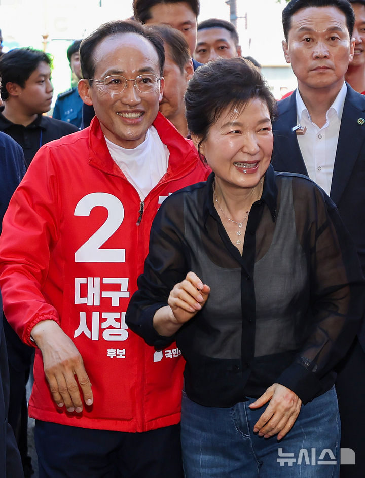 [대구=뉴시스] 이무열 기자 = 박근혜 전 대통령이 31일 오후 대구 중구 서문시장을 찾아 추경호 국민의힘 대구시장 후보 지원 유세를 하고 있다. 2026.05.31. lmy@newsis.com