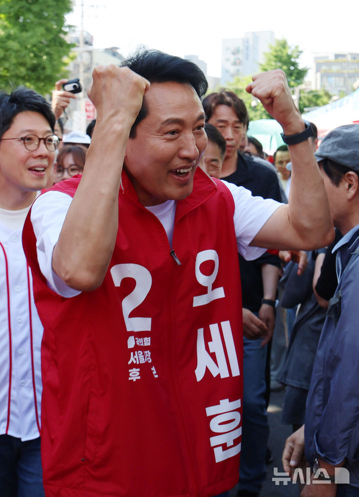 [서울=뉴시스] 조성우 기자 = 오세훈 국민의힘 서울시장 후보가 31일 오후 서울 종로구 동묘벼룩시장에서 시민들과 인사를 하며 지지를 호소하고 있다. 2026.05.31. xconfind@newsis.com