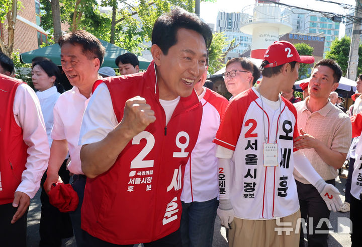 [서울=뉴시스] 조성우 기자 = 오세훈 국민의힘 서울시장 후보가 31일 오후 서울 종로구 동묘벼룩시장에서 시민들과 인사를 하며 지지를 호소하고 있다. 2026.05.31. xconfind@newsis.com