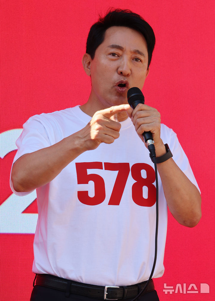 [서울=뉴시스] 조성우 기자 = 오세훈 국민의힘 서울시장 후보가 31일 오후 서울 종로구 동묘벼룩시장 인근에서 열린 유세에서 연설을 하고 있다. 2026.05.31. xconfind@newsis.com