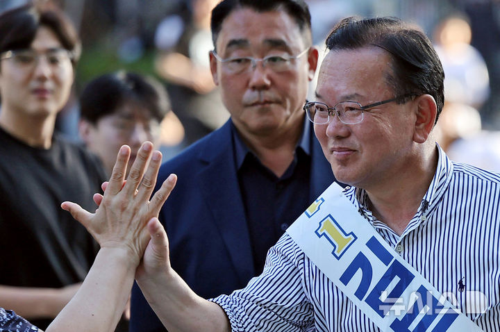 [대구=뉴시스] 이무열 기자 = 김부겸 더불어민주당 대구시장 후보가 31일 오후 대구 동구 신세계백화점 대구점 인근에서 시민들에게 지지를 호소하고 있다. 2026.05.31. lmy@newsis.com