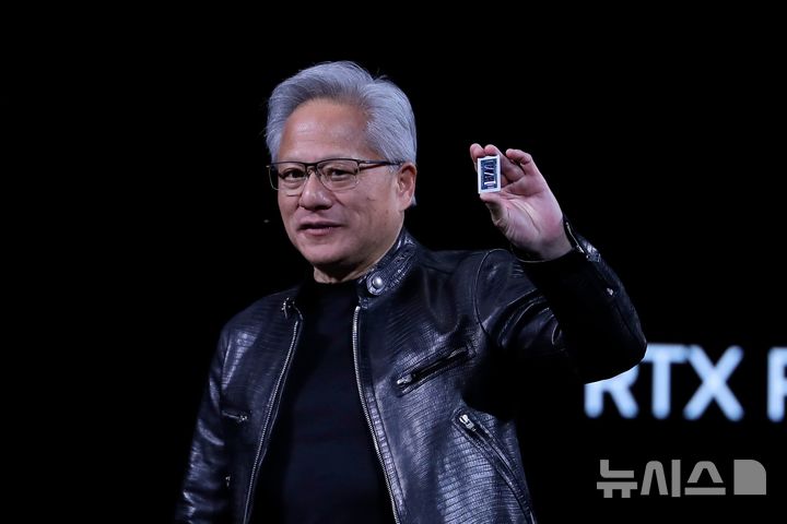 [타이베이=AP/뉴시스] 젠슨 황 엔비디아 최고경영자(CEO)가 1일(현지 시간) 대만 타이베이에서 열린 정보기술(IT) 박람회 ‘컴퓨텍스 2026' 기조연설을 하고 있다. '컴퓨텍스 2026'은 2일부터 5일까지 열린다. 2026.06.01.