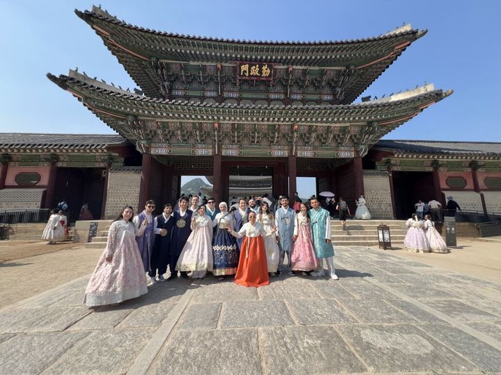 [서울=뉴시스] 지난 5월 청소년 글로벌 역량 강화사업으로 초청된 튀르키예 대표단이 한복 체험을 하고 있다. (사진=한국청소년활동진흥원 제공) 2026.06.01. photo@newsis.com *재판매 및 DB 금지