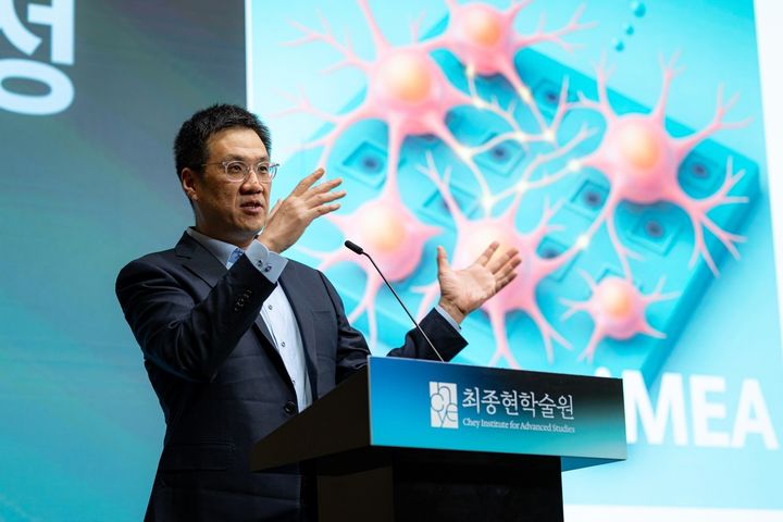 [서울=뉴시스] 지난달 28일 서울 강남구 한국고등교육재단 빌딩에서 함돈희 하버드대 공학·응용과학부 석좌교수가 최종현학술재단 초청 특별강연에서 반도체 기반 신경 신호 측정 플랫폼에 대해 이야기 하고 있다. 2026.06.01 photo@newsis.com *재판매 및 DB 금지