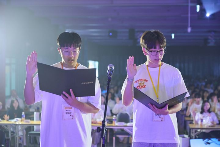 지난달 30일 서울 용산구 숙명여자대학교에서 열린 '2026 CJ도너스캠프 문화동아리'와 '2026 CJ도너스 캠프 대학생봉사단'의 통합발대식에서 대표 학생들이 선서를 진행하고 있다. (사진=CJ나눔재단 제공) *재판매 및 DB 금지