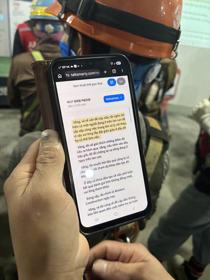 [서울=뉴시스] 세운 633 오피스 현장의 외국인 건설 근로자가 AI 번역기 기능을 이용하고 있다. (사진=대우건설 제공) 2026. 6. 1. *재판매 및 DB 금지