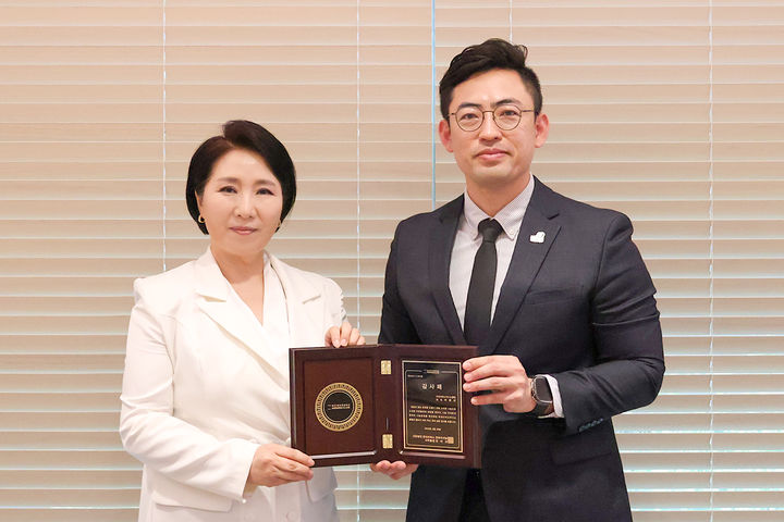 [서울=뉴시스] 이호선 교수(왼쪽)와 어정욱 굿네이버스 ESG사회공헌협력실장이 기념 촬영하고 있다. (사진=굿네이버스 제공) 2026.06.01. photo@newsis.com *재판매 및 DB 금지