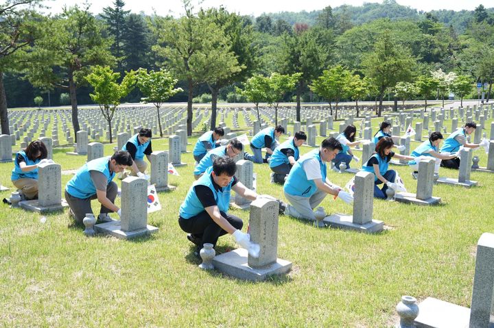 [서울=뉴시스] 웅진프리드라이프의 국립서울현충원 묘역정화 봉사활동. (사진=웅진프리드라이프 제공) 2026.06.01. photo@newsis.com *재판매 및 DB 금지
