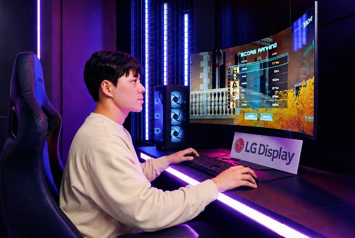 LG디스플레이 모델이 게이밍 OLED를 체험하고 있다.(사진제공=LG디스플레이) *재판매 및 DB 금지
