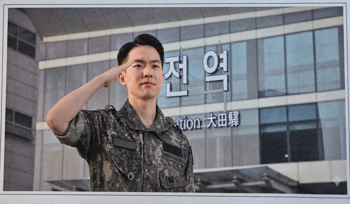 [대전=뉴시스] 대전역을 배경으로 한 전역 기념사진을 AI로 제작한 이미지.(사진=코레일 대전충남본부 제공) *재판매 및 DB 금지