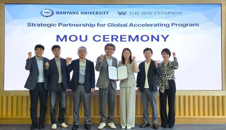 [서울=뉴시스] 한양대 RISE지산학협력단과 글로벌 액셀러레이터 기업 더웨이컨퍼니가 업무협약(MOU)을 체결한 후, 양 기관 관계자들이 기념 사진을 촬영하고 있다. (사진=한양대 제공) 2026.06.01. photo@newsis.com *재판매 및 DB 금지