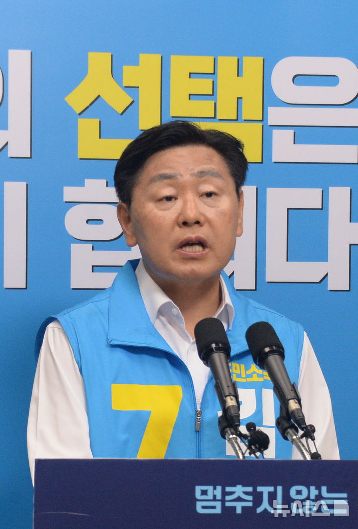 [전주=뉴시스] 김얼 기자 = 김관영(무소속) 전북특별자치도지사 후보가 1일 전북 전주시 전북특별자치도의회 기자회견장에서 공약 발표 기자회견을 열고 질의에 답변하고 있다. 2026.06.01. pmkeul@newsis.com
