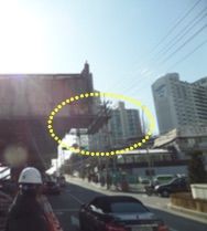 [서울=뉴시스]2014년 서빙고 고가교 공사 현장에서 차량이 주행 중인 도로 바로 위에 일부 철거된 점검 구조물이 방치돼 있는 모습. (사진=서울시) 2026.06.01. photo@newsis.com *재판매 및 DB 금지
