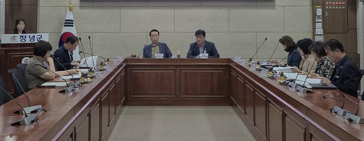 [창녕=뉴시스] 신규 답례품 선정 심의를 진행하고 있다. (사진= 창녕군 제공) 2026.06.01. photo@newsis.com *재판매 및 DB 금지