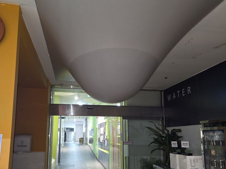 [부산=뉴시스] 31일 오후 부산 해운대구 롯데백화점 센텀시티점 지하 2층의 냉각수 배관 누수로 인해 볼록해진 천장 모습. (사진=부산소방재난본부 제공) 2026.06.01 photo@newsis.com *재판매 및 DB 금지